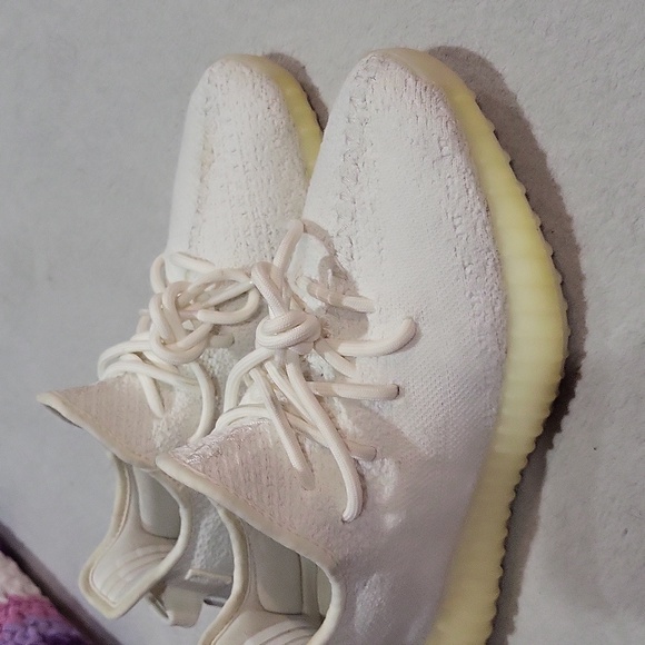 Yeezy Boost 350 V2 Sneakers - Picture 14 of 16